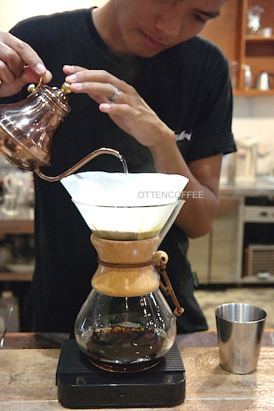 Seduh dengan Chemex memang tak pernah salah pilih. 