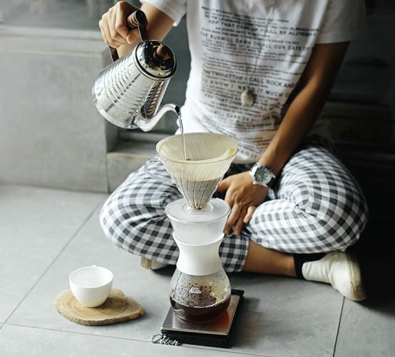 menuang air panas ketika membuat kopi