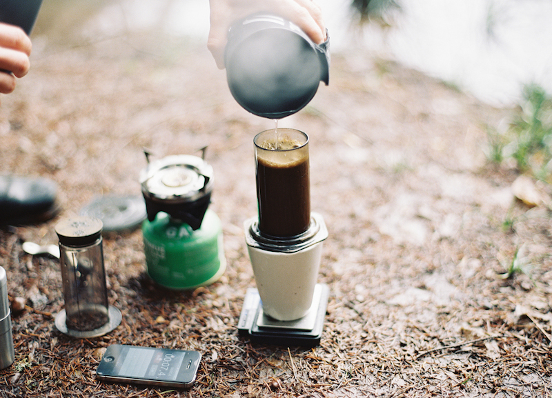 menikmati kopi outdoor