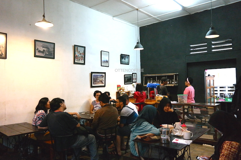 Keramaian nan akrab. Omerta Koffie adalah 'pulangnya' banyak penikmat kopi.
