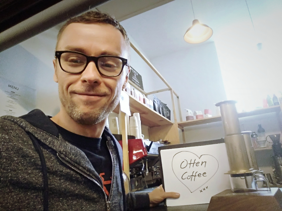 Foto di dekat Aeropress emasnya, hanya untuk Otten Coffee. Terima kasih, Filip! :)