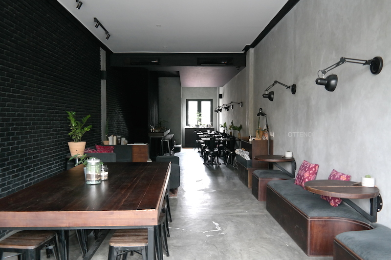 Lantai dua Coffeenatics. So stylish!