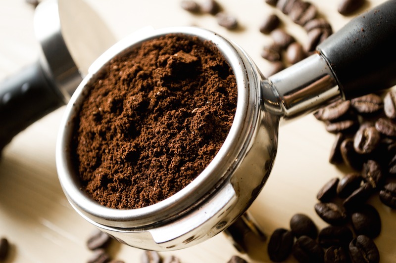 portafilter berisi bubuk kopi