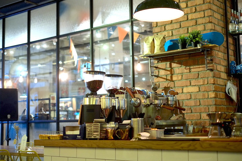 Suasana coffee bar yang dipenuhi alar kopi kece.