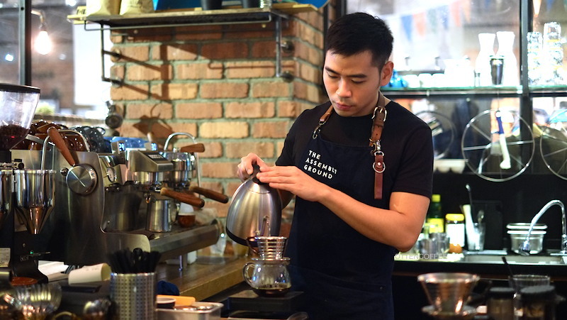 Sang barista menyeduh kebahagiaan.