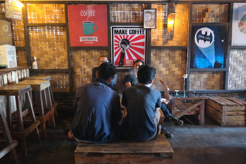 Ngopi rame-rame biar bahagianya makin berasa.