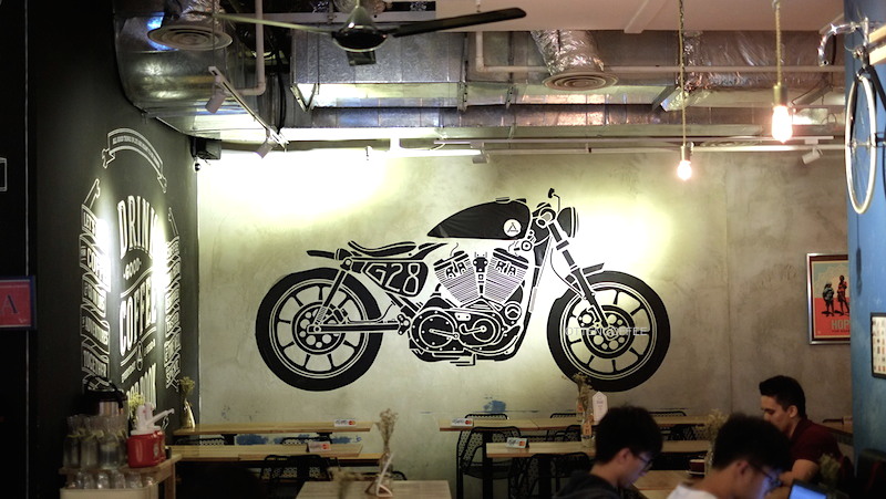 Mural keren yang menjadi identitas kedai ini.