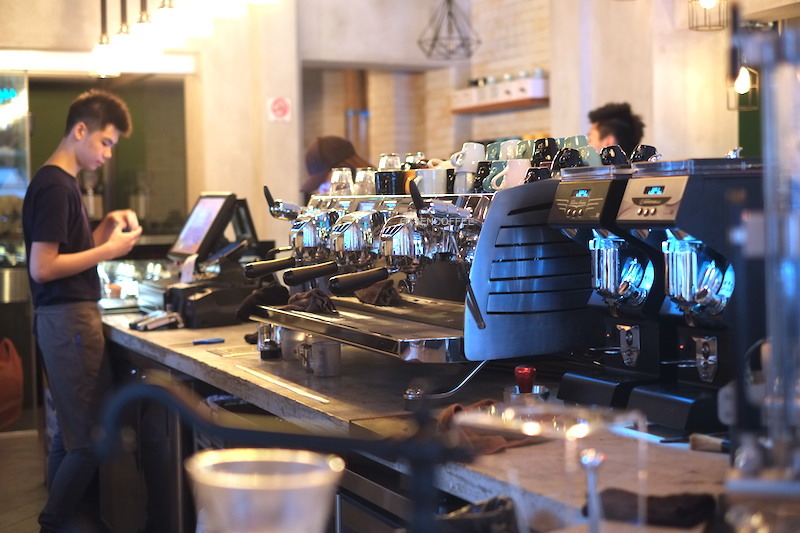 Alat kopi di balk coffee bar.