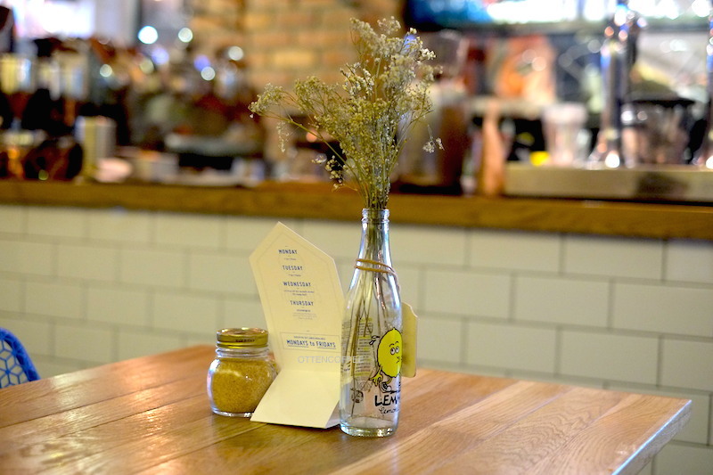 Cute lil flower on the table!