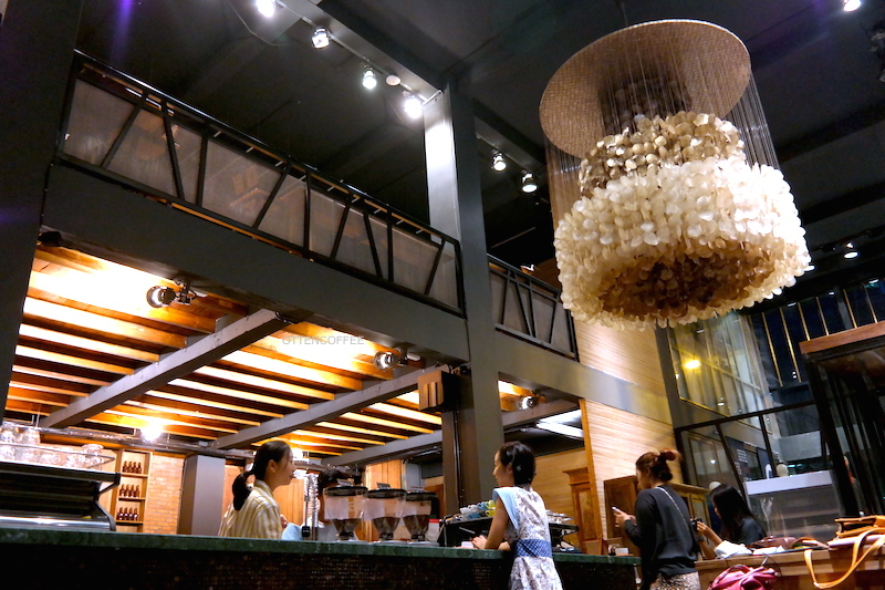 Ngobrol asik dengan para barista.