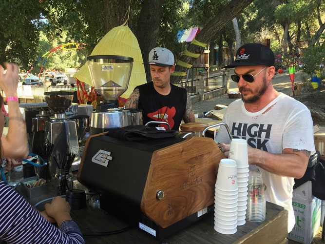 Shannon Leto jadi barista.