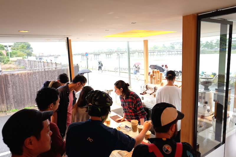 Kedai ramai dikunjungi para penikmat kopi!