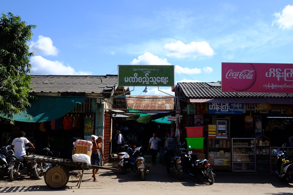 Cafe Friends terletak di depan Pasar Mani Si Thu