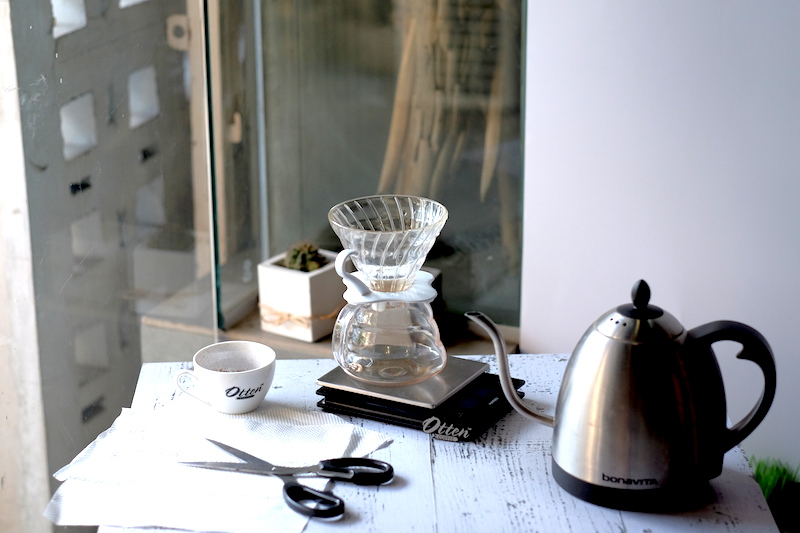 Alat-alat yang dibutuhkan untuk seduh kopi.