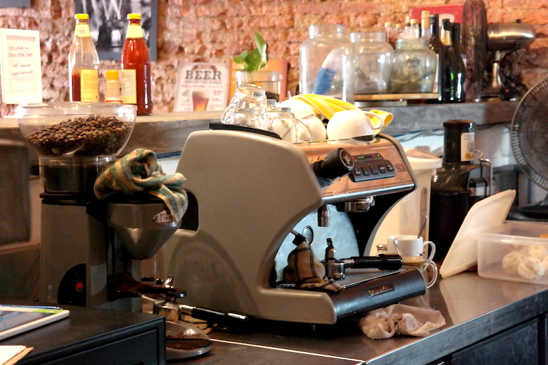 Mesin dan grinder kopi.