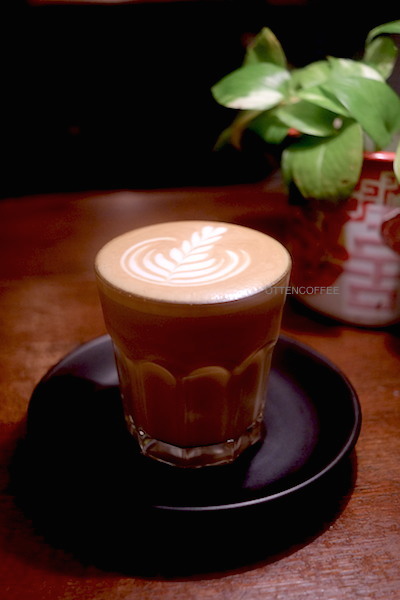 Pada secangkir latte aku berserah diri