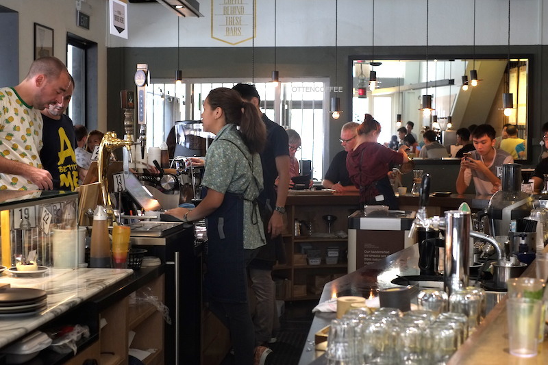 Coffee bar di tengah-tengah kedai kopi.