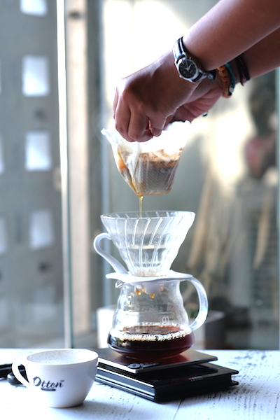 seduh-kopi-dengan-tisu