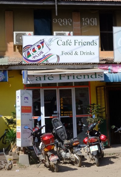 Eksterior kedai yang sederhana