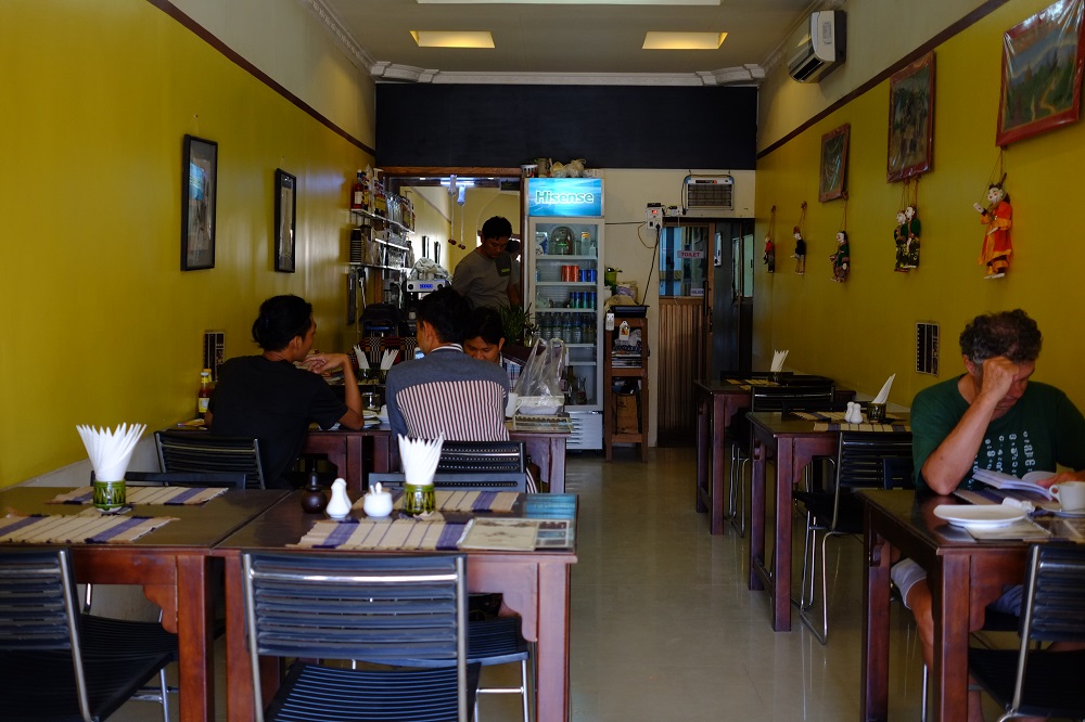 Tak hanya orang lokal, turis asing juga nongkrong di sini