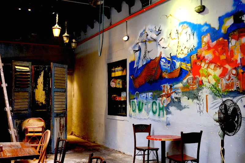 Mural artsy yang mempercantik tempat ini.
