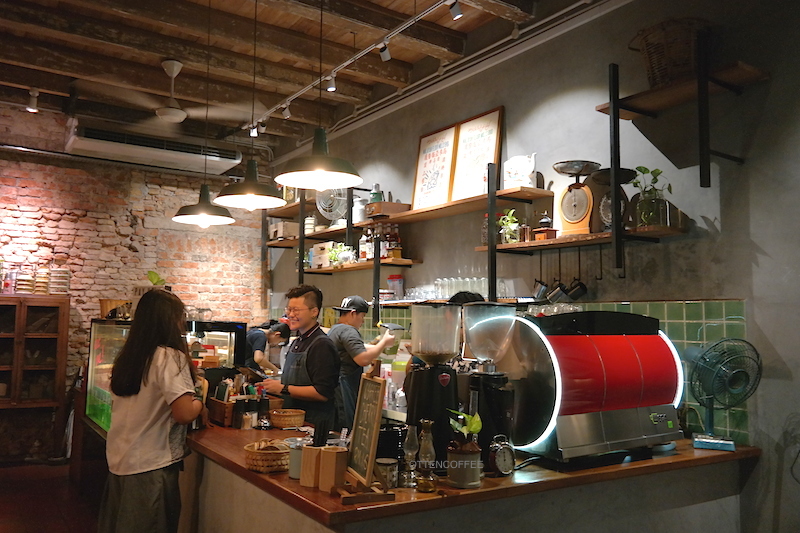 Barista yang ramah adalah nilai plus dari sebuah kedai kopi