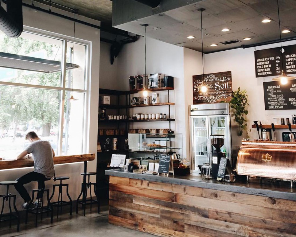 gambar orang duduk di kedai kopi