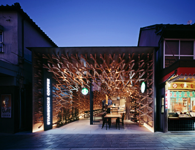 Kedai kopi Starbucks di Fukuoka terlihat standout dari kedai-kedai di sekitarnya. :p