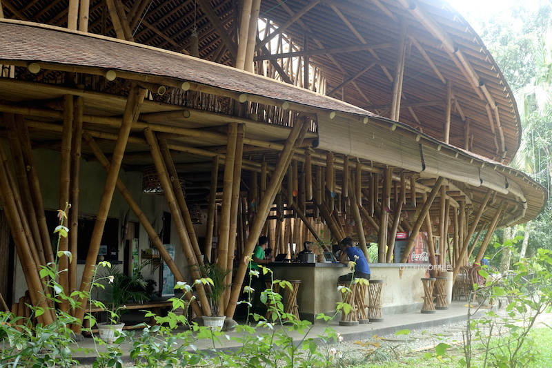 Kapal Bambu Restaurant, oase di tengah hutan.