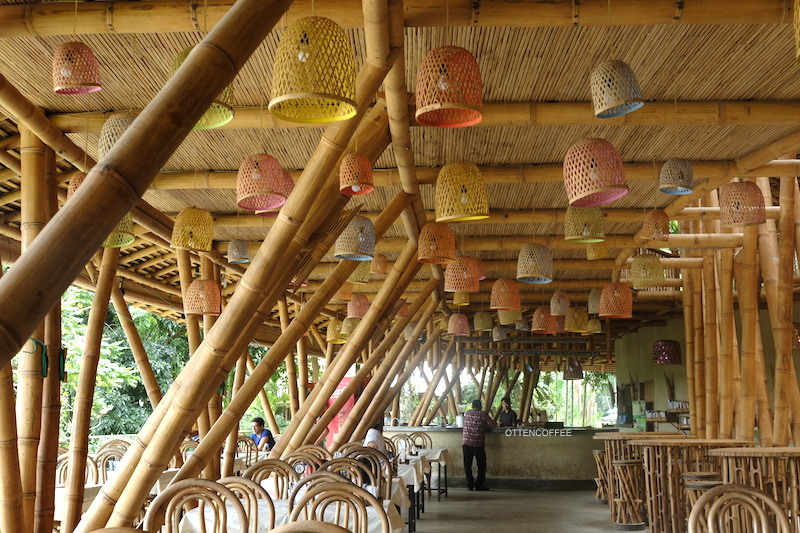 Interior bambu begitu menyenangkan dan asri.
