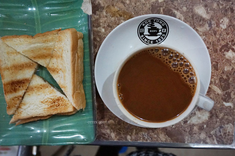 Kopi dan roti, kalau tidak suka bakpau. :D