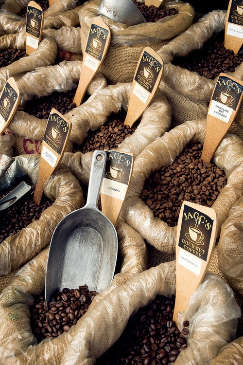 Kopi specialty umumnya turut menyertakan info terkecil dari kopi itu.