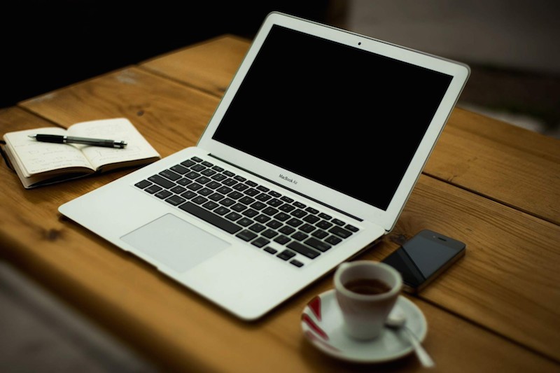 secangkir kopi dan laptop