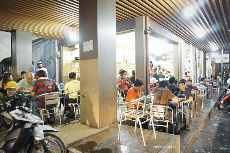 suasana-luar-kedai-kok-tong