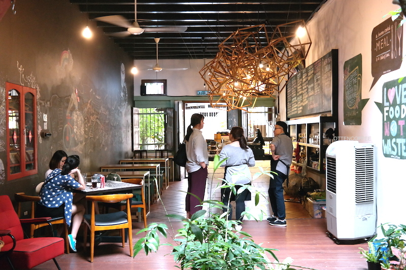 Interior yang asik buat nongkrong berlama-lama.