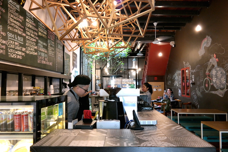 Sang barista sibuk meracik kopi.