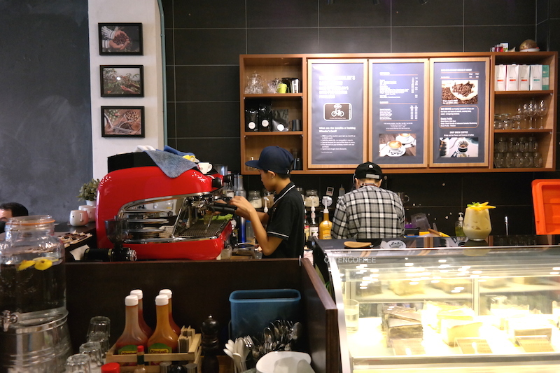 Situasi di balik coffee bar.