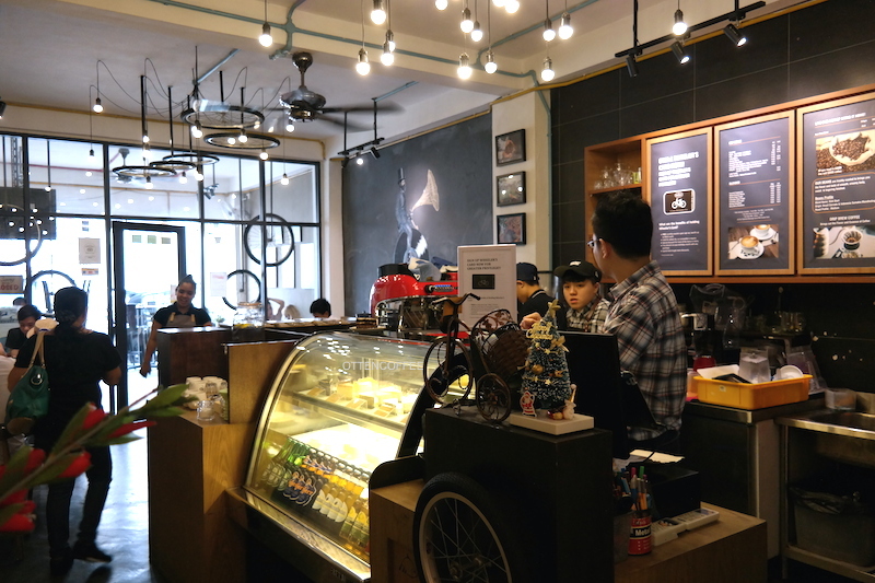 Kedai kopi yang tak pernah sepi.