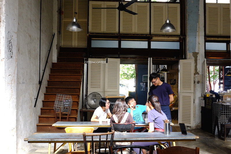 Ngopi ramai-ramai memang paling asik.