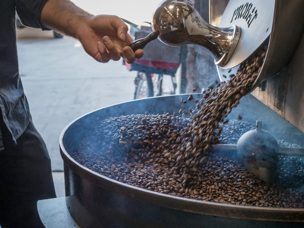 menyangrai-biji-kopi