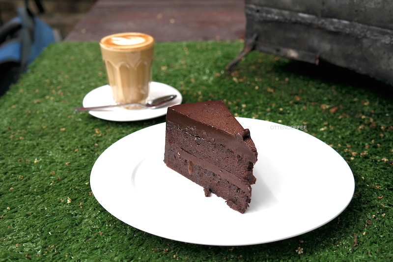 Chocolate cake rasa surge. :D