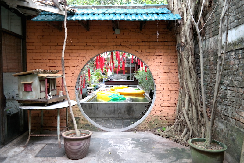 Semacam menuju lorong waktu.