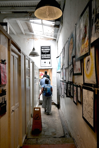 Lorong penuh lukisan.