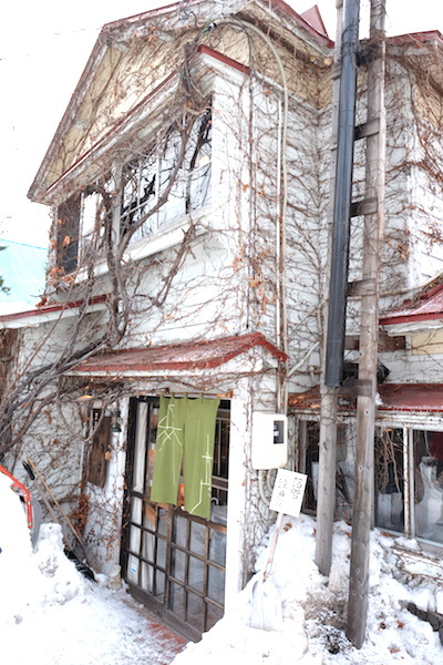 Serupa gedung tua yang disulap jadi kedai kopi