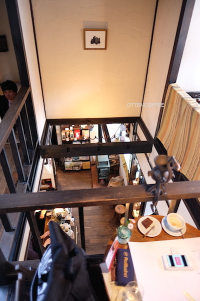 Suasana kafe yang adem dan damai