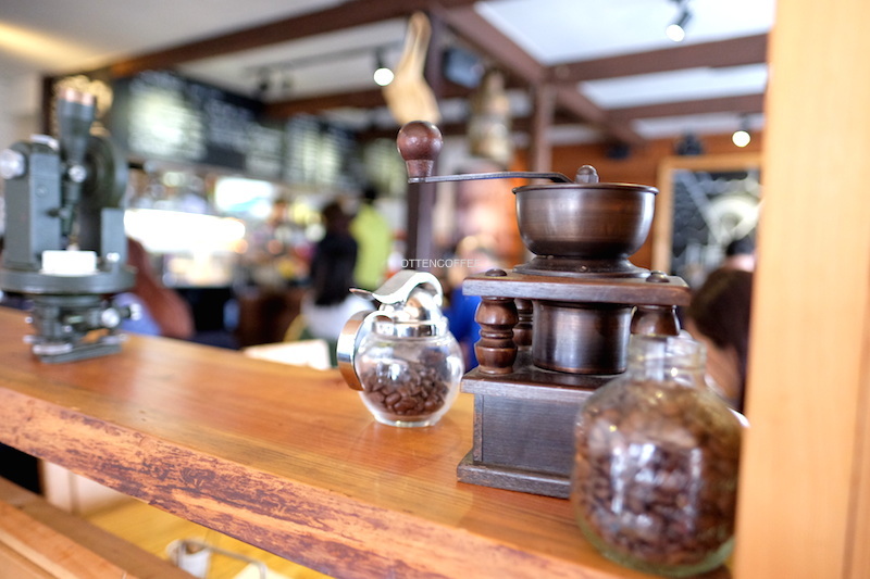 menyimpan biji kopi