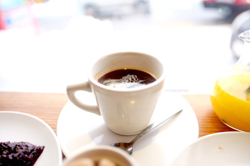 secangkir kopi hitam dan sendok