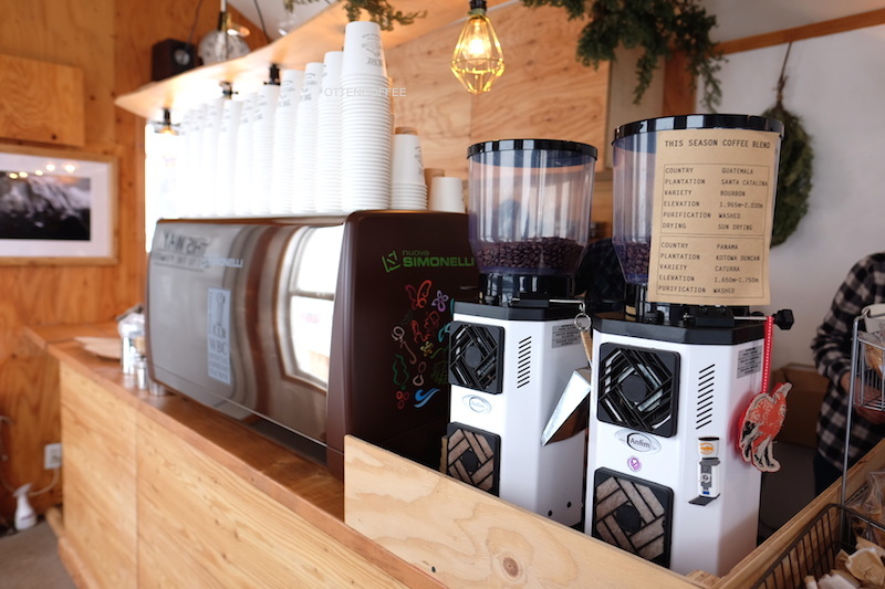Mesin espresso dan mesin penggiling yang bekerja keras.
