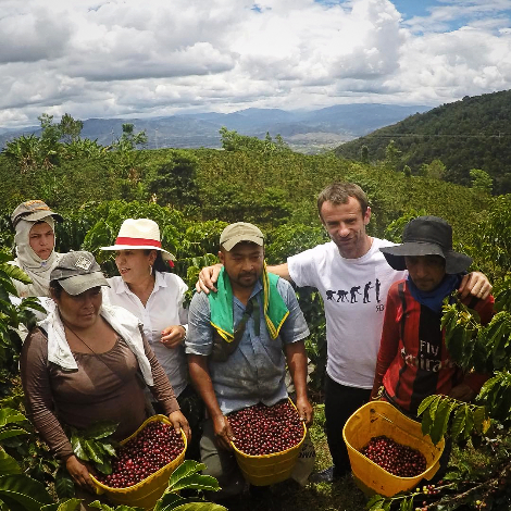 Bersama para petani kopi yang ia cintai.