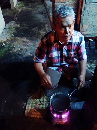 Penjual kopi klotok di Ungaran 